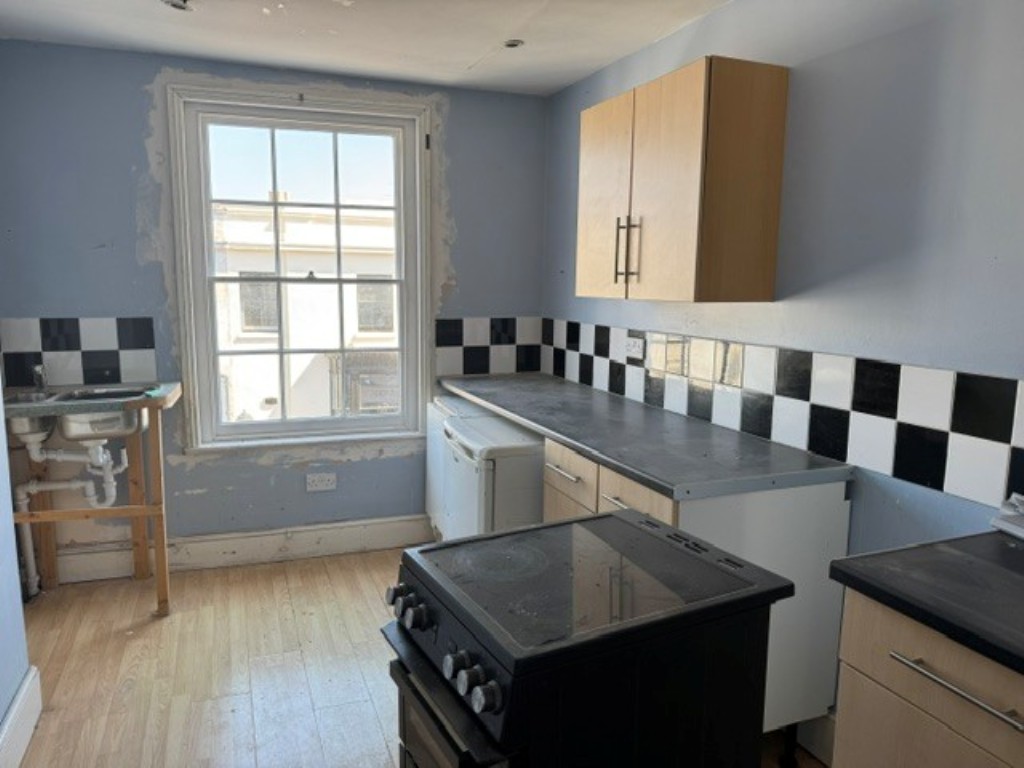 Lot: 147 - VACANT FOUR STOREY FREEHOLD TOWN CENTRE BUILDING WITH POTENTIAL - A Kitchen on the upper floors